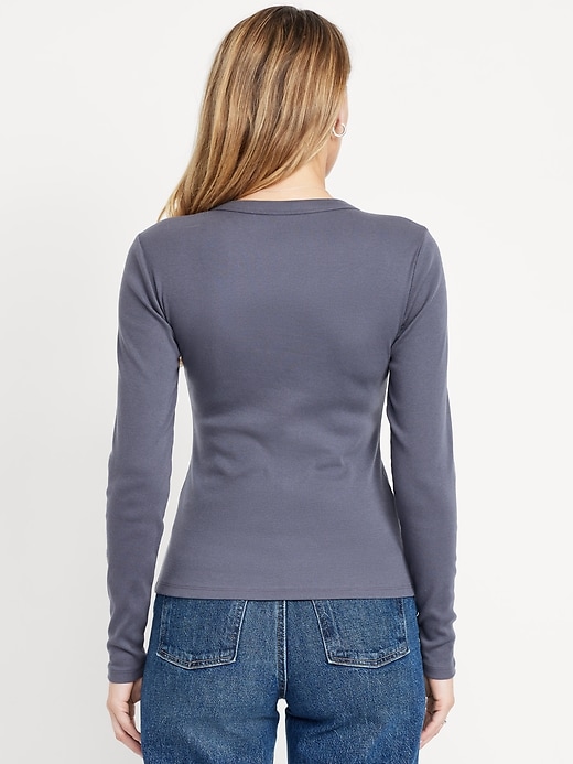 L'image numéro 2 présente T-shirt ajusté à col rond et à manches longues