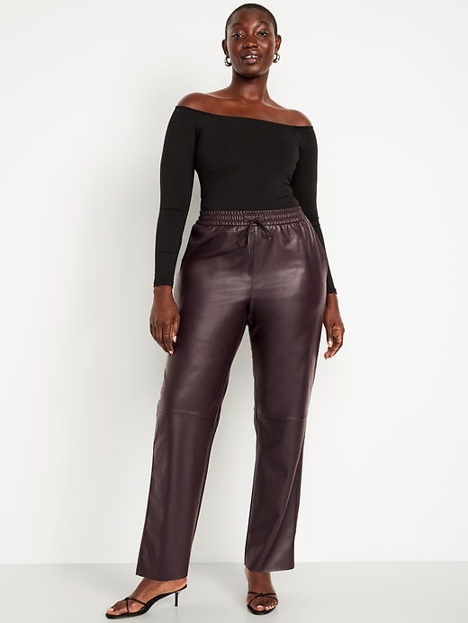 L'image numéro 6 présente Pantalon Billie longueur cheville à taille haute en similicuir