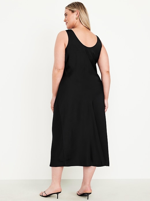 L'image numéro 8 présente Robe mi-longue sans manches en satin