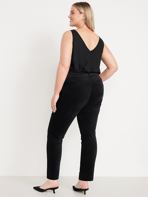 L'image numéro 9 présente Pantalon Pixie ajusté en velours à taille haute longueur cheville