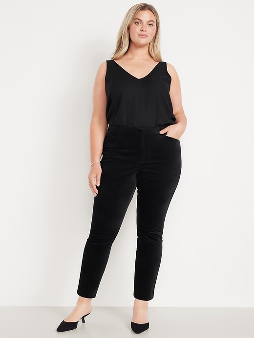 L'image numéro 8 présente Pantalon Pixie ajusté en velours à taille haute longueur cheville