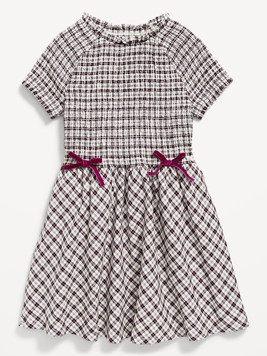 L'image numéro 3 présente Robe ajustée et évasée à smocks et à manches courtes avec boucles pour fille