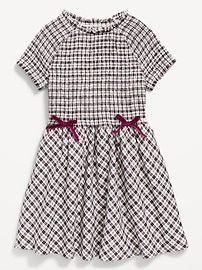 L'image numéro 3 présente Robe ajustée et évasée à smocks et à manches courtes avec boucles pour fille
