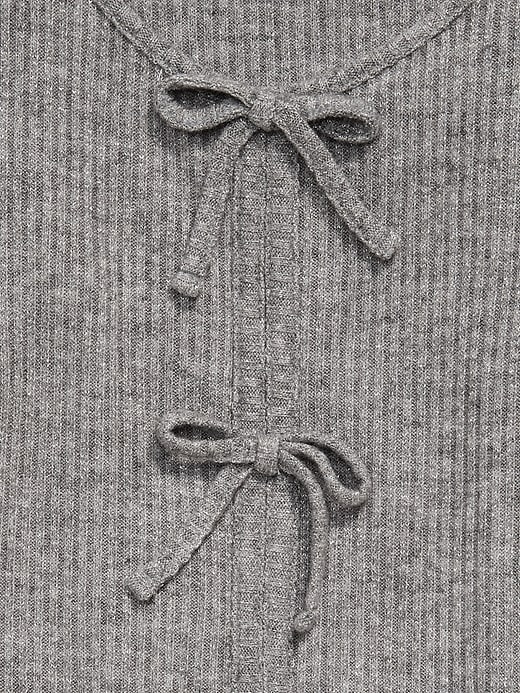 L'image numéro 4 présente Haut ajusté côtelé à manches longues et à boucles pour fille