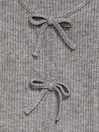 L'image numéro 4 présente Haut ajusté côtelé à manches longues et à boucles pour fille