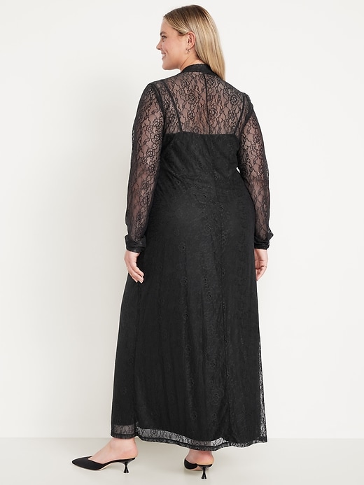 L'image numéro 8 présente Robe longue en dentelle à col montant