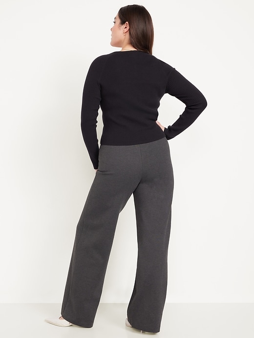 L'image numéro 7 présente Pantalon à jambe large Stevie à taille très haute