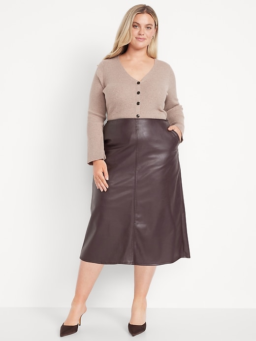 L'image numéro 9 présente Jupe mi-longue à taille haute en similicuir