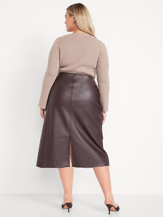 L'image numéro 10 présente Jupe mi-longue à taille haute en similicuir