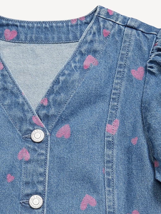 L'image numéro 4 présente Robe ajustée et évasée à manches courtes en denim à motif pour toute-petite fille
