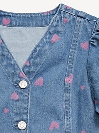 L'image numéro 4 présente Robe ajustée et évasée à manches courtes en denim à motif pour toute-petite fille