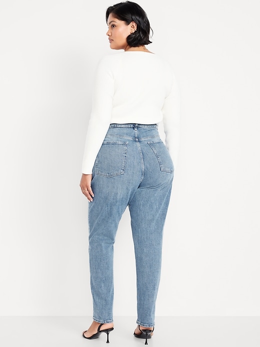L'image numéro 7 présente Jean coupe droite profilée à taille très haute pour femme