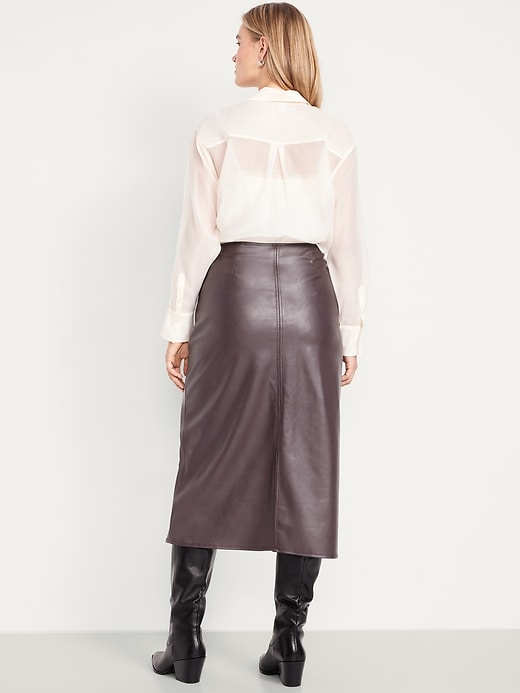 L'image numéro 8 présente Jupe mi-longue à taille haute en similicuir