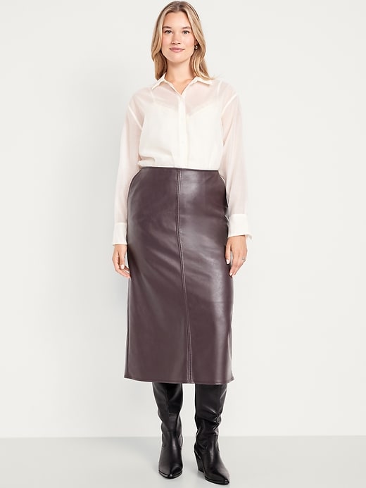 L'image numéro 7 présente Jupe mi-longue à taille haute en similicuir