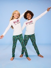 L'image numéro 1 présente Pyjama ajusté à imprimé Old Navy x Disney unisexe pour enfant