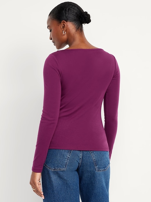 L'image numéro 2 présente T-shirt ajusté à manches longues et à encolure bateau