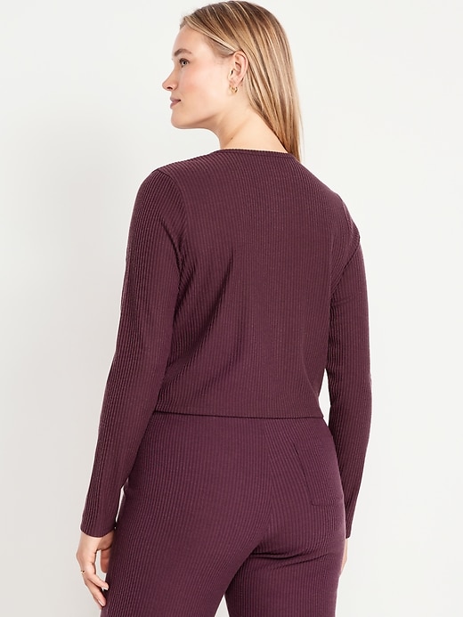L'image numéro 6 présente Cardigan court en tricot côtelé