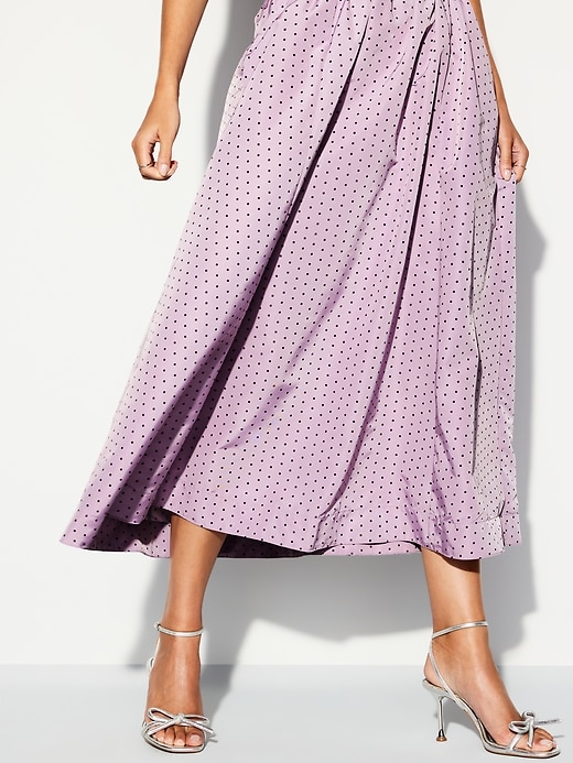 L'image numéro 7 présente Jupe mi-longue en taffetas à taille haute Moments signés Old Navy