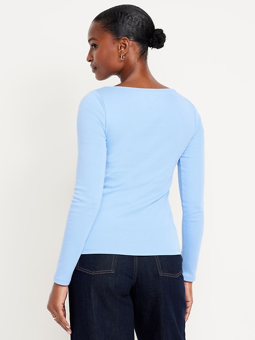 L'image numéro 2 présente T-shirt ajusté à manches longues et à encolure bateau