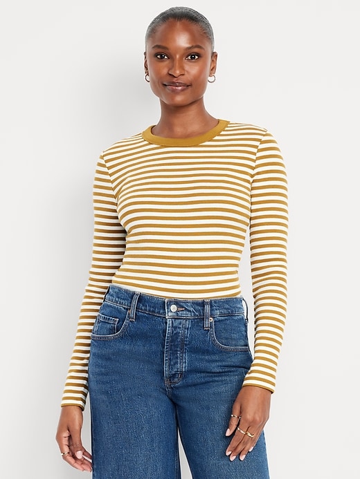 L'image numéro 1 présente T-shirt ajusté à col rond et à manches longues