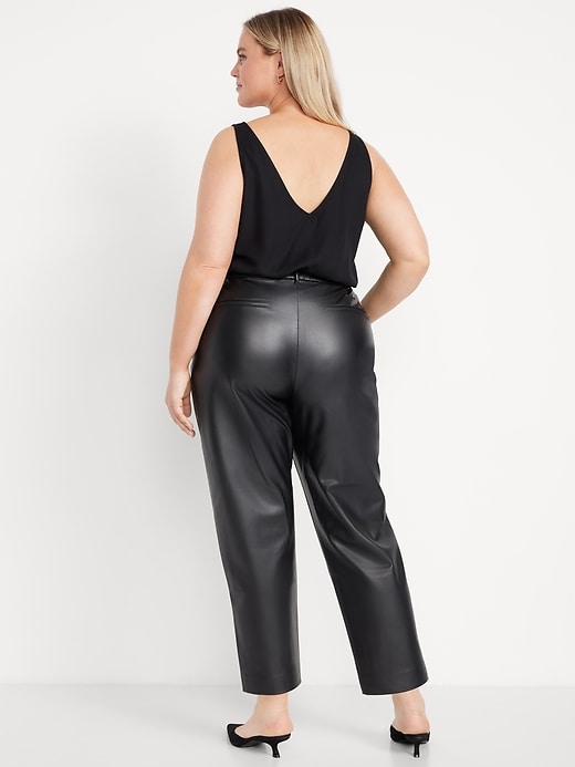 L'image numéro 6 présente Pantalon Pixie droit à taille haute en similicuir