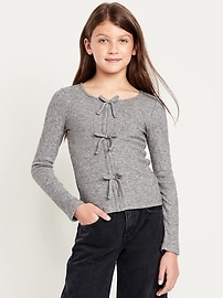L'image numéro 1 présente Haut ajusté côtelé à manches longues et à boucles pour fille