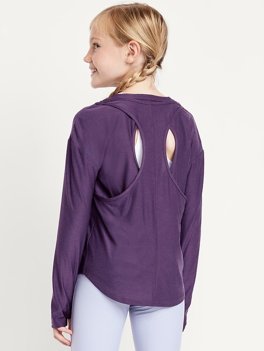L'image numéro 2 présente T-shirt Performance NuageSport à manches longues et à découpes au dos pour fille