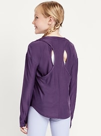 L'image numéro 2 présente T-shirt Performance NuageSport à manches longues et à découpes au dos pour fille
