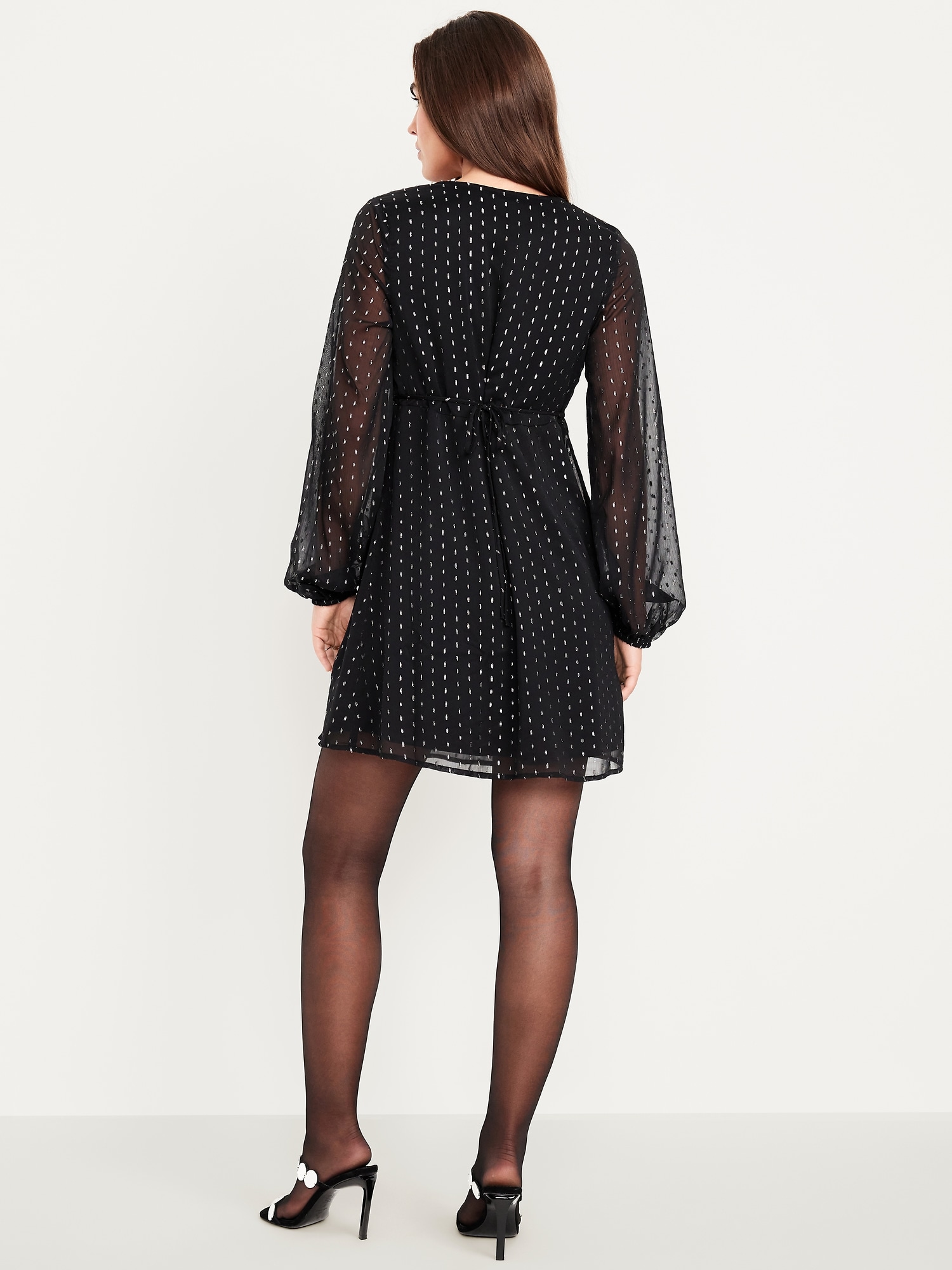 Robe courte à plumetis à encolure en V