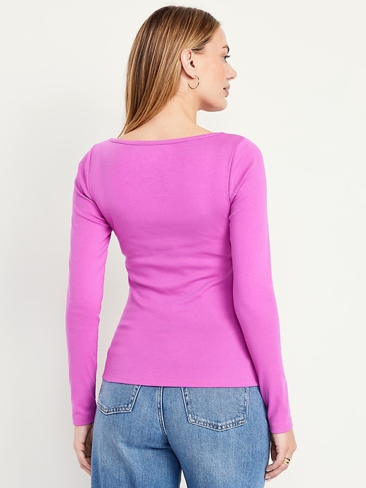 L'image numéro 2 présente T-shirt ajusté à manches longues et à encolure bateau