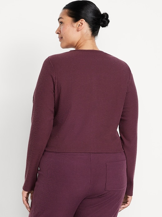 L'image numéro 8 présente Cardigan court en tricot côtelé