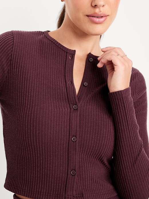 L'image numéro 4 présente Cardigan court en tricot côtelé