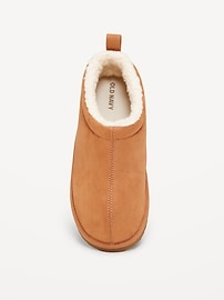 L'image numéro 2 présente Pantoufles de style mule en suédine avec doublure en Sherpa pour garçon