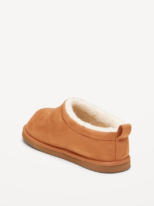 L'image numéro 3 présente Pantoufles de style mule en suédine avec doublure en Sherpa pour garçon