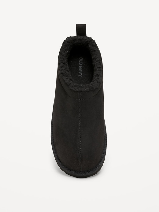 L'image numéro 2 présente Pantoufles de style mule en suédine avec doublure en Sherpa pour garçon