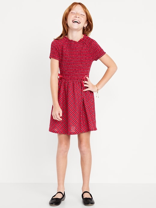 L'image numéro 1 présente Robe ajustée et évasée à manches courtes et à smocks avec boucles pour fille