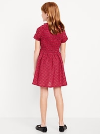 L'image numéro 2 présente Robe ajustée et évasée à manches courtes et à smocks avec boucles pour fille