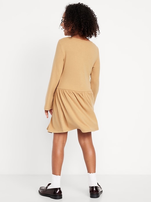 L'image numéro 2 présente Robe ajustée et évasée à manches longues et devant boutonné pour fille