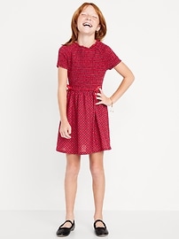 L'image numéro 1 présente Robe ajustée et évasée à manches courtes et à smocks avec boucles pour fille