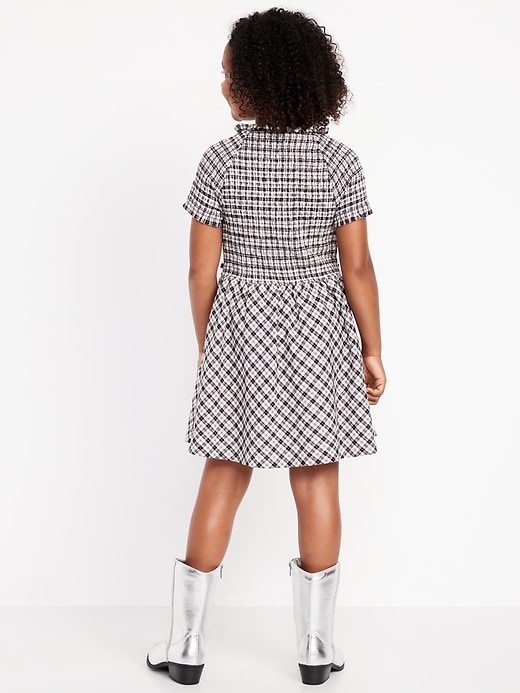 L'image numéro 2 présente Robe ajustée et évasée à smocks et à manches courtes avec boucles pour fille