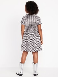 L'image numéro 2 présente Robe ajustée et évasée à smocks et à manches courtes avec boucles pour fille