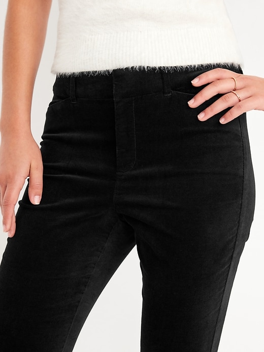 L'image numéro 5 présente Pantalon Pixie ajusté en velours à taille haute longueur cheville