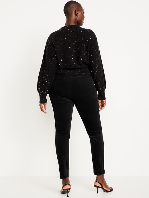L'image numéro 7 présente Pantalon Pixie ajusté en velours à taille haute longueur cheville