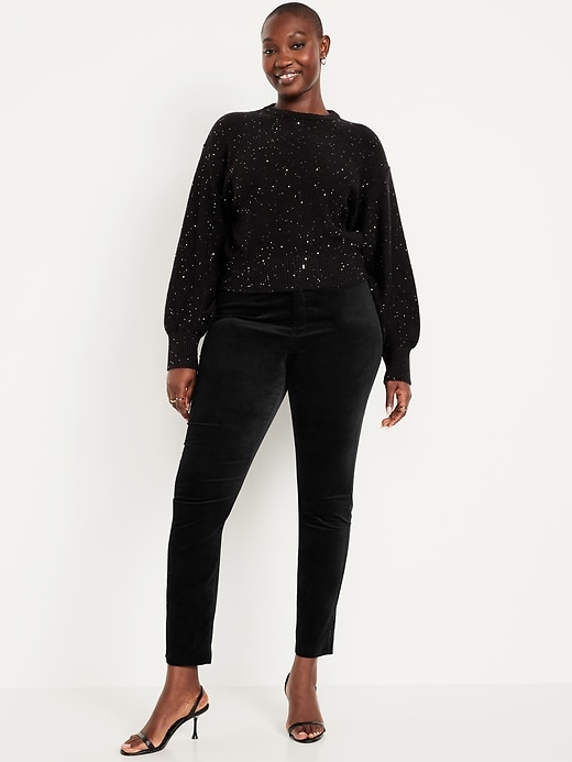 L'image numéro 6 présente Pantalon Pixie ajusté en velours à taille haute longueur cheville