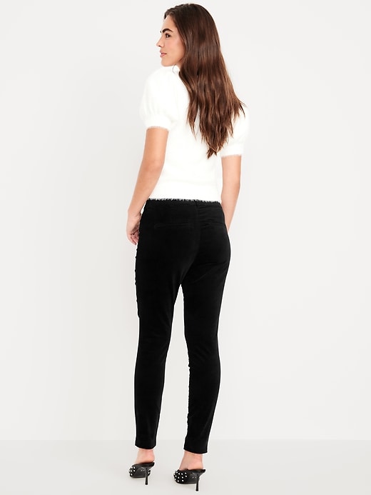 L'image numéro 3 présente Pantalon Pixie ajusté en velours à taille haute longueur cheville