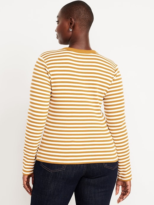 L'image numéro 6 présente T-shirt ajusté à col rond et à manches longues