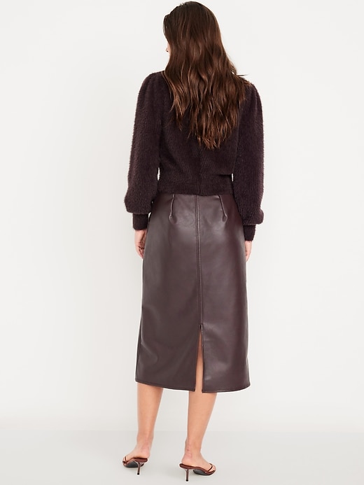 L'image numéro 2 présente Jupe mi-longue à taille haute en similicuir