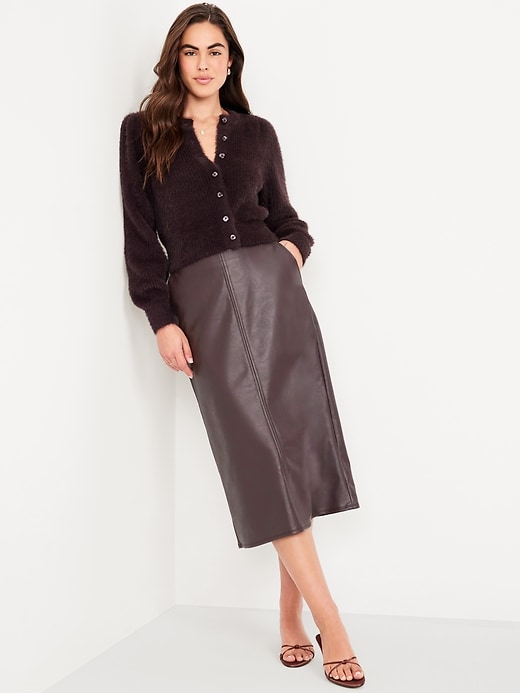 L'image numéro 3 présente Jupe mi-longue à taille haute en similicuir