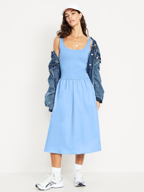 Robe mi-longue ajustée et évasée sans manches