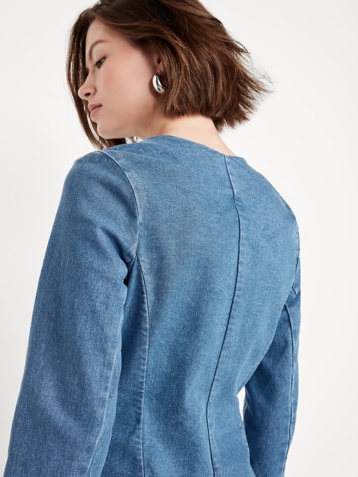 L'image numéro 6 présente Blazer ajusté sans col en denim